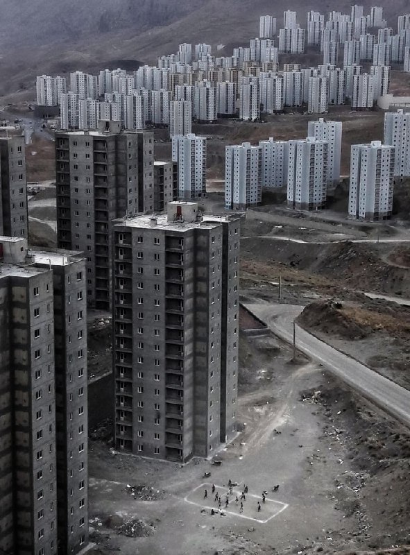 زندگی سخت#عکس از محسن ایمانی mohsen.imani.ir#کارگران مهاجر افغان بعد از یک روز کاری، زمان فراغت خود را با بازی والیبال پر می‌کنند. EbrahimHeidari📡 @VahidOnline