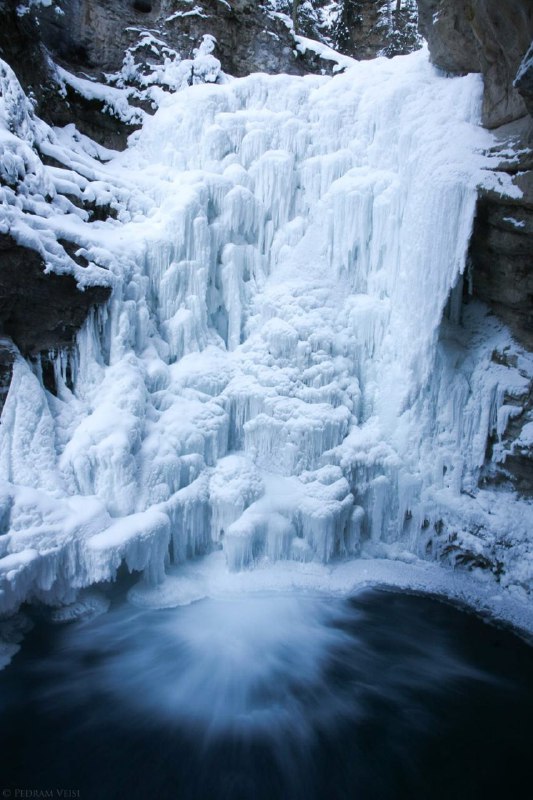 برای رسیدن به این #آبشار یخ زده و گرفتن این عکس یک ساعت تو دمای ۳۴- بیرون بودم و راه رفتم ولی خیلی می‌ارزید!پارک ملی Banff #آلبرتا #کانادا  Johnston CanyonPedram