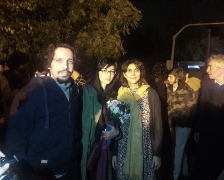 #سپیده_قلیان از بازداشت شدگان هفت تپه به قید وثیقه از زندان قرچک آزاد شد.Bidarzani#عاطفه_رنگریز از بازداشت‌شدگان روز جهانی کارگر با قید وثیقه از زندان قرچک آزاد شد. ejtehadian#امیر_امیرقلی از بازداشت‌شدگان اعتصابات و اعتراضات کارگران هفت‌تپه با قید وثیقه از زندان اوین آزاد شد. UNI_Barabari#امیرحسین_محمدی‌فرد سردبیر نشریه گام و از بازداشت‌شدگان پرونده هفت‌تپه با قید وثیقه از زندان اوین آزاد شد.PeyMan44502638مرضیه هم بالاخره اومد بیرون. #مرضیه_امیری [با قرار وثیقه]OkhtayHosseini#ساناز_الهیاری عضو هیات تحریریه نشریه گام و از بازداشت‌شدگان پرونده هفت‌تپه با قید وثیقه از زندان اوین آزاد شد.PeyMan44502638عکس مرضیه امیری، ساناز الهیاری، امیرحسین محمدی‌فرد پس از آزادی enghelabezanane📡 @VahidOnline#سپیده_قلیان از بازداشت شدگان هفت تپه به قید وثیقه از زندان قرچک آزاد شد.Bidarzani#عاطفه_رنگریز از بازداشت‌شدگان روز جهانی کارگر با قید وثیقه از زندان قرچک آزاد شد. ejtehadian#امیر_امیرقلی از بازداشت‌شدگان اعتصابات و اعتراضات کارگران هفت‌تپه با قید وثیقه از زندان اوین آزاد شد. UNI_Barabari#امیرحسین_محمدی‌فرد سردبیر نشریه گام و از بازداشت‌شدگان پرونده هفت‌تپه با قید وثیقه از زندان اوین آزاد شد.PeyMan44502638مرضیه هم بالاخره اومد بیرون. #مرضیه_امیری [با قرار وثیقه]OkhtayHosseini#ساناز_الهیاری عضو هیات تحریریه نشریه گام و از بازداشت‌شدگان پرونده هفت‌تپه با قید وثیقه از زندان اوین آزاد شد.PeyMan44502638عکس مرضیه امیری، ساناز الهیاری، امیرحسین محمدی‌فرد پس از آزادی enghelabezanane📡 @VahidOnline