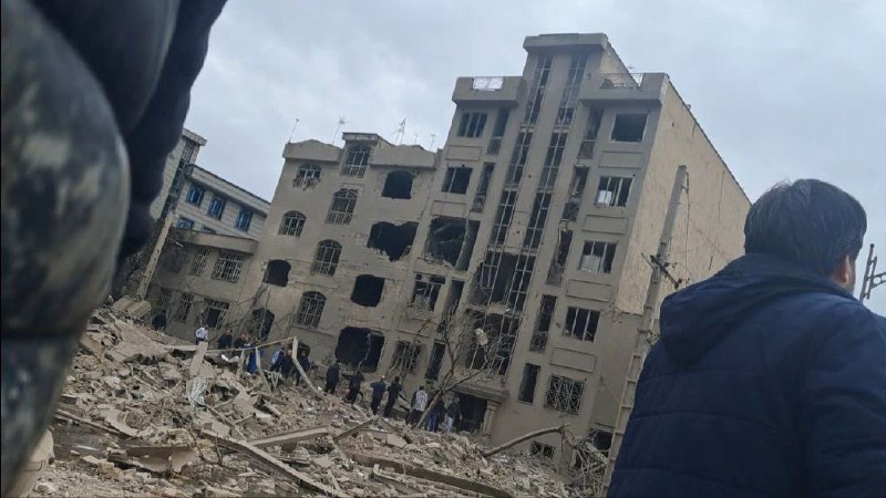 ⚠️ دو پیکر بی‌جان در عکس آخرتصاویر دریافتی از ساختمان‌های تخریب شده و خودرویی خسارات دیده با شرح