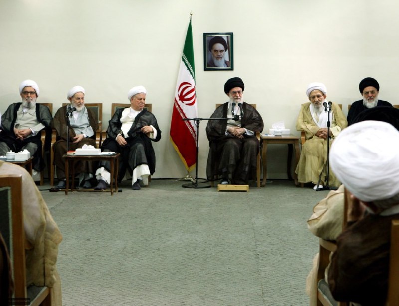 از افراد حاضر در این #عکس، فقط یک نفر در قید حیات است.دیدار اعضای مجلس #خبرگان با رهبر جمهوری اسلامی به تاریخ ۱۳۹۰/۶/۱۷ hatefmotahhary🤭سید علی ببخشینAzarMoTeh📡 @VahidOnline