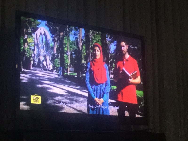 چجوریه مجری‌های برنامه‌های انگلیسی زبان #صداوسیما چادر نمی‌پوشن و #لباس های #رنگی تن می‌کنن؟ فارسی خار داره؟ halVlid