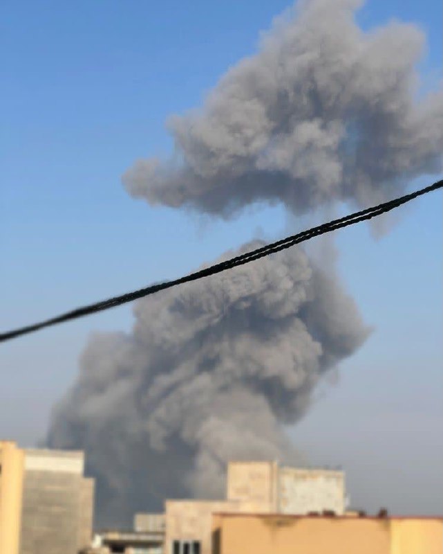 دود انفجارهای حملات 'صبح امروز به ناحیه صنعتی در غرب #تبریز'تصاویر دریافتی با شرح بالا، شنبه ۲۳ اسفندVahidساعتی پیش از حمله ارتش اسرائیل تصویر آخر بالا رو به عنوان هشدار تخلیه منتشر کرده بود و بعد از حمله هم منابع جمهوری اسلامی نوشتند تخلیه شده بود.📡 @VahidOnlineدود انفجارهای حملات 'صبح امروز به ناحیه صنعتی در غرب #تبریز'تصاویر دریافتی با شرح بالا، شنبه ۲۳ اسفندVahidساعتی پیش از حمله ارتش اسرائیل تصویر آخر بالا رو به عنوان هشدار تخلیه منتشر کرده بود و بعد از حمله هم منابع جمهوری اسلامی نوشتند تخلیه شده بود.📡 @VahidOnline