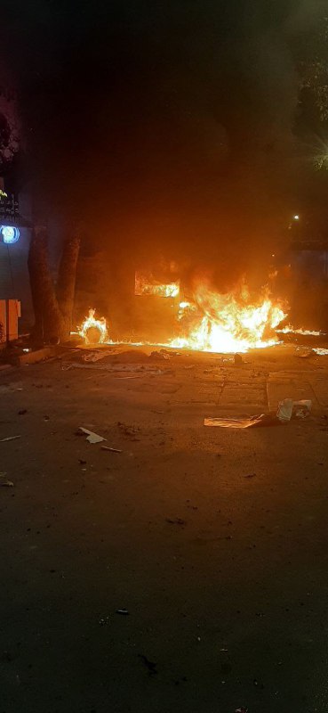 تصاویر دریافتی از  #بجنورد در خراسان شمالیآتش زدن دکه و خودروی نیروی انتظامیدر پیامی نوشته بودند