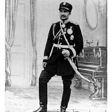 امروز در تاریخ – ۲۴ اسفند ۱۲۵۶، #رضاشاه پهلوی در روستای آلاشت در استان مازندران، به دنیا آمد. او از ۱۴ سالگی وارد فوج قزاق شد و سال‌ها بعد، حتی بعد از ورود به دنیای سیاست با لباس نظامی در مراسم رسمی و ملاقات‌ها ظاهر می‌شد.💬در دوران پادشاهی رضا شاه کشور ایران شاهد تحولاتی پرسرعت به سوی نوگرایی بود. کشف حجاب، حذف روحانیون از دستگاه قضا، احداث راه‌آهن سراسری، گشایش دانشگاه تهران و فرهنگستان زبان فارسی و ساخت بناهای جدید بر مدفن بزرگان فرهنگ و ادب ایران از جمله فردوسی، حافظ، خیام و...💬از جمله اقداماتی بود که در دوران رهبری رضا شاه در ایران انجام شد. در تجمع‌های اعتراضی سال‌های اخیر در ایران بارها شعارهایی در بزرگداشت رضا شاه پهلوی سر داده شده است.💬منتقدان دوران زمامداری پهلوی اول خشونت وی در مواجهه با مخالفان را از جمله نقاط تیره کارنامه رضا شاه می‌دانند.RadioFarda_📡 @VahidOnline