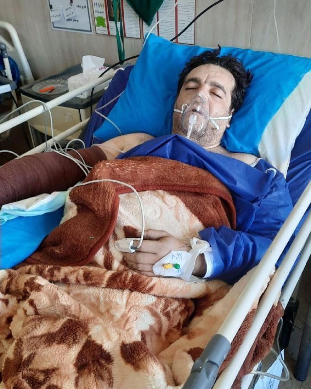 #عباس_شفیعی، کشته‌شده #اعتراض_سراسری و کیک تولدی با شعار #زن_زندگی_آزادی RadioFarda_عباس شفیعی، روز ۱۲ آبان، چهلم حدیث نجفی با شلیک مستقیم ماموران مجروح می‌شود. بنا به اظهارات برادر وی، عباس روز ۱۴ آبان و پس از عمل پیوند رگ در بیمارستان جان می‌سپارد.عباس در حال رفتن به محل کار بوده که ابتدا با ضربات باتون ماموران مواجه و سپس با شلیک این ماموران زخمی می‌شود. ManotoNewsتصاویری در اینستاگرام