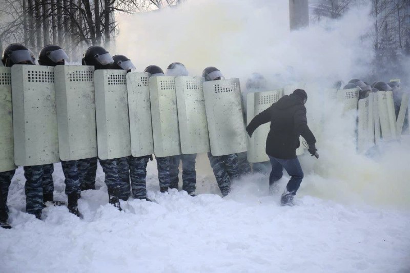 وزارت امور خارجه آمریکا اقدام #روسیه در بازداشت هزاران نفر از معترضان حامی آلکسی #ناوالنی، منتقد سرسخت #پوتین، را به شدت محکوم کرد.به گزارش آسوشیتدپرس بیش از ۱۵ هزار نفر در تجمع اعتراضی در مسکو حضور داشتند.در برخی از شهرهای شمالی روسیه هواداران الکسی ناوالنی در دمای ۵۰ درجه سانتیگراد زیر صفر در خیابان‌ها دست به #تظاهرات زدند.RadioFarda_توضیحات بیشتر