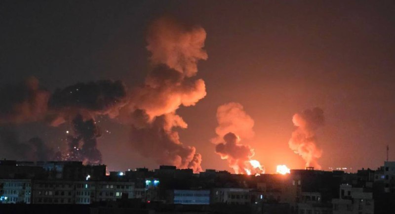 ارتش اسراییل اعلام کرد جنگنده‌های این کشور در حملاتی دقیق در تهران، زیرساخت‌های نظامی در فرودگاه مهرآباد را هدف قرار داده‌اند.در اطلاعیه‌ای که روز شنبه ۱۶ اسفند منتشر شد، ارتش اسراییل گفت نیروی هوایی این کشور موجی از حملات دقیق را علیه زیرساخت‌های نظامی در فرودگاه مهرآباد انجام داده است؛ مکانی که به گفته ارتش اسراییل به عنوان یکی از مراکز اصلی سپاه پاسداران برای انتقال سلاح و تامین مالی گروه‌های نیابتی در خاورمیانه استفاده می‌شود.بر اساس این اطلاعیه، در جریان این حملات ۱۶ فروند هواپیمای متعلق به نیروی قدس سپاه پاسداران که برای انتقال تسلیحات به حزب‌الله استفاده می‌شدند هدف قرار گرفته‌اند. ارتش اسراییل همچنین اعلام کرد چند جنگنده ایرانی نیز در این حملات مورد اصابت قرار گرفته‌اند.@VahidHeadline📡 @VahidOnline