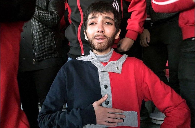 این عکس رو فروغ علایی بر روی صفحه اینستاگرامش گذاشته و نوشته اینجا زینب باند محکم دور سینه‌اش رو باز کرده بود و از شدت فشار و دردی که تحمل کرده بود گریه‌اش گرفت.این همه درد و رنج؟!فقط بخاطر یک حق بدیهی!؟ #زنان_ورزشگاهArtLover1367                                📡 @VahidOnline