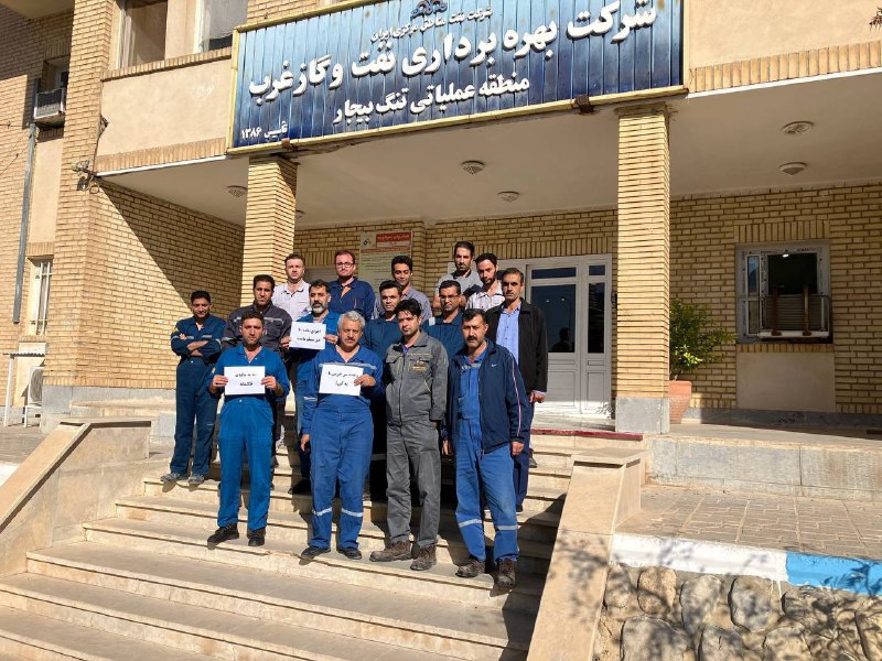 در پی فراخوان کارکنان رسمی نفت، کارمندان واحدهای صنعتی و عملیاتی این صنعت روز شنبه، ۲۶ آذر، در چند شهر در جنوب کشور تجمع و اعتصاب کردند.@VahidHeadlineویدیوی 1️⃣