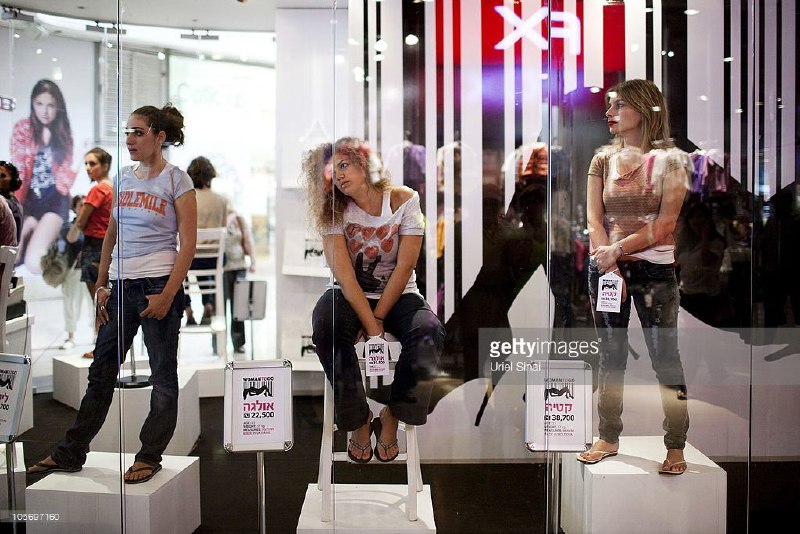 در حقیقت این یک #پرفورمنس بود برای #آگاهی_جامعه از #کارگران_جنسی#رائفی‌پور [...] فکر کرد واقعیه این #نمایشtwitter.com/m4z14r/status/793049334724124690📡 @VahidOnline۳۰۰ سنت رو از کجاش درآورد؟