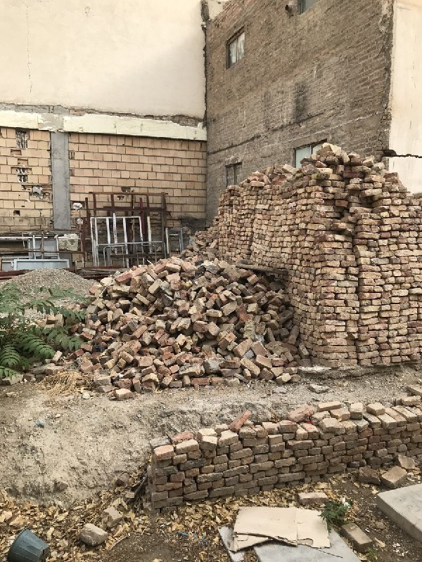 «دیوار محل دفن #صوراسرافیل و #ملک‌المتکلمین خراب شده و بزودی پارکینگ #بیمارستان_لقمان‌الدوله می‌شود.» این پیامی بود که تا با چشم خودم آن پرده آبی‌رنگ پلاستیکی را درست جلوی اورژانس بیمارستان لقمان و حجم مصالح ساختمانی رها شده پشتش دیدم باور نکردم.💬کابوس نیمه‌شب دوم تیر ماه ۱۲۸۷ باغشاه برای خفتگان خندق پشت دروازه باغشاه که حالا حیاطی شده وسط تهران افسارگسیخته، تمام نشده است ...💬از وضعیت تنها آرامگاه باقی مانده از شهدای #مشروطه و کودتای محمدعلی‌شاهی و خانواده ملک‌زاده می‌نویسم. آرامگاهی که بعد از ۱۱۲ سال پنج ماه و ۲۰ روز از آن شب تاریک یوم‌التوپ و مانند همه این سالها حال خوبی ندارد.febrahimzadeگویی به عمد قرار است نشانه‌ای از گذشته باقی نگذارند.mahmoud_azimaeeچی از این وطن باقی گذاشتند؟sea_bitter