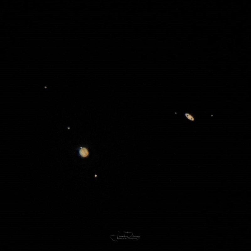 سیاره‌های #کیوان (#زحل) و #هرمز (#مشتری)، شامگاه دوشنبه اول دی‌ماه، پس از نزدیک به هشت قرن، از دید ما، در نزدیک‌ترین فاصله با یکدیگر قرار گرفتند.این نخستین‌بار از دوران گالیله دانشمند قرن هفدهم میلادی است که این دو سیاره منظومه شمسی از زمین تا این اندازه به یکدیگر نزدیک دیده می‌شوند؛ پدیده‌ای که مقارنه یا همدمی نامیده می‌شود.بر اساس برآورد اخترشناسان، زحل و مشتری پیش از این تنها در ژوئیه سال ۱۶۲۳ میلادی تا این اندازه به هم نزدیک دیده شده بودند. اگرچه تماشای این #مقارنه به دلیل نزدیکی بیش از اندازه به خورشید، تقریبا ناممکن بوده است.به گفته دانشمندان، آخرین بار که مقارنه این دو سیاره مانند شامگاه دوشنبه به شکلی واضح قابل رصد بود به ماه مارس سال ۱۲۲۶ میلادی برمی‌گردد.RadioFarda_گفته‌اند دفعه قبل که این‌قدر در آسمان به هم نزدیک شده‌اند حدود ۸۰۰ سال پیش بوده. وقتی که #سعدی ١٠سالش بوده و #مولوی ١٣سالش. HadiNili 📷 Frank Delargy#ستاره‌شناسی #نجوم📡 @VahidOnline