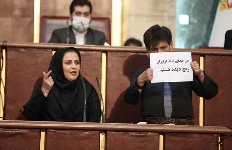 این زن #هلاله_امینی عضوی شورای شهر #مریوان و نماینده #کردستان در #شورای_عالی_استان‌ها است.در روزی که ابراهیم رئیسی مهمان این شورا بود، او «کاک احمد راضی» را به جلسه دعوت کرد تا از رنج کولبران بگوید؛ کاک‌احمد #کولبر ی است که از چهار ساعت دفن‌شدن زیر برف، زنده ولی بدون انگشت بیرون آمد.💬بخش مهم سخنان دیروز خانم امینی اما درباره #زنان_کولبر بود