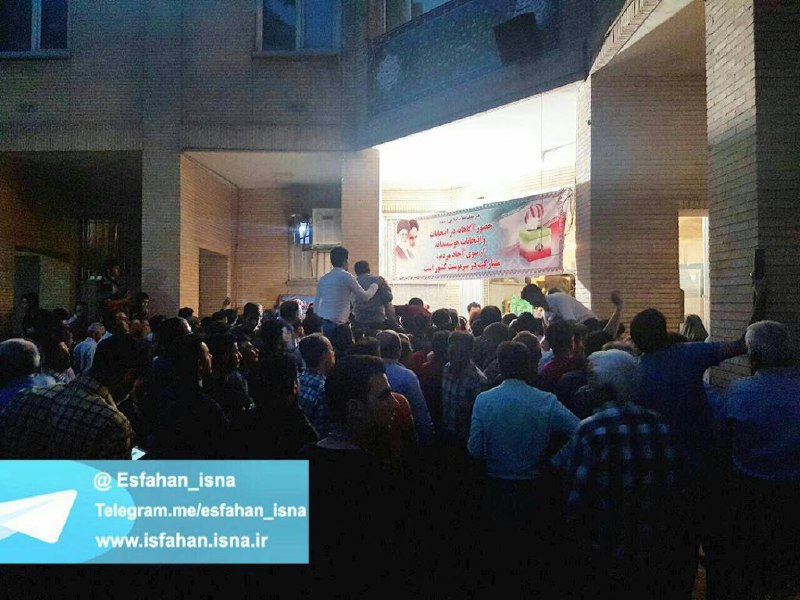 شما داریدغرمی‌زنید چرا دیررفتید برای رای دادن، اونوقت همشهری‌های من تازه جلوی #ثبت_احوال منتظر صدور #شناسنامه #المثنی هستند EbrahimHeidari