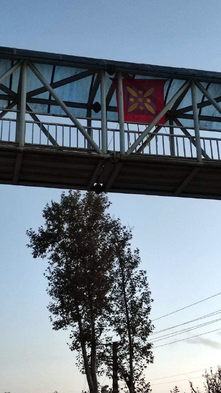 طبق تصویر منتشر شده در رسانه‌های اجتماعی #درفش_کاویانی در یکی پل‌های عابر پیاده شهر [آستارا] برافراشته شده است. این دومین بار است درفش کاویانی کاوه آهنگر، که بنا به شاهنامه فردوسی، نماد پیروزی ایرانیان بر جور و ستم است در سطح شهرهای ایران دیده می‌شود.indypersianکاوه تو نبرد با ضحاک این درفش کاویانی رو حمل می‌کرده.amir_sepehri‏wikipedia🔻آپدیت