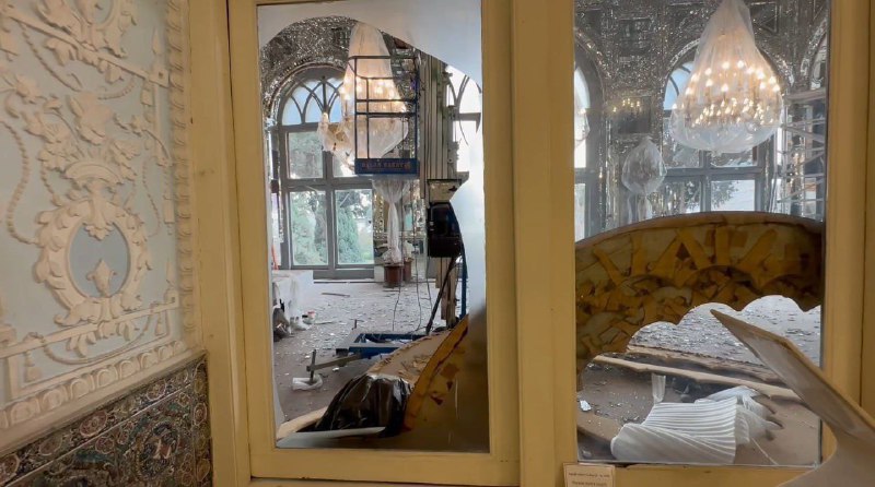 رسانه‌های داخل کشور از صدمه دیدن کاخ‌موزه گلستان در مرکز تهران در اثر بمباران آمریکا و اسرائیل خبر می‌دهند.در عکس‌هایی که از این بنای تاریخی در رسانه‌ها منتشر شده می‌توان دید که شیشه‌ها شکسته و در چند اتاق و تالار آینه‌کاری سقف ریخته است.یک مقام مسئول در وزارت ارشاد آسیب وارده به این کاخ تاریخی را «جزئی» توصیف کرده است.خبرگزاری تسنیم هم توضیح داده است که اشیای تاریخی این موزه از قبل به انبارها منتقل شده بوده است.@VahidHeadline📡 @VahidOnlineرسانه‌های داخل کشور از صدمه دیدن کاخ‌موزه گلستان در مرکز تهران در اثر بمباران آمریکا و اسرائیل خبر می‌دهند.در عکس‌هایی که از این بنای تاریخی در رسانه‌ها منتشر شده می‌توان دید که شیشه‌ها شکسته و در چند اتاق و تالار آینه‌کاری سقف ریخته است.یک مقام مسئول در وزارت ارشاد آسیب وارده به این کاخ تاریخی را «جزئی» توصیف کرده است.خبرگزاری تسنیم هم توضیح داده است که اشیای تاریخی این موزه از قبل به انبارها منتقل شده بوده است.@VahidHeadline📡 @VahidOnline