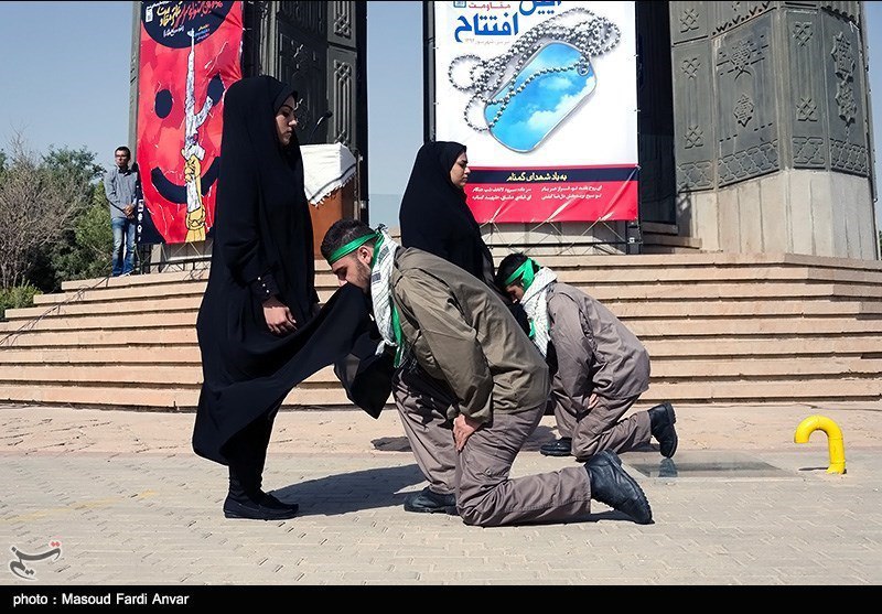 این #بوسیدن #چادر جنجالی سال۹۲ دریک #نمایش درمراسم «تکریم مادران بسیجی» که بعدااز خبرگزاری‌ها حذف شدبا کپشن جدید به توییتر برگشته. از۵روزپیش اکانت‌های خودکار یک گروه سیاسی هی پستش کردند. @VahidOnline