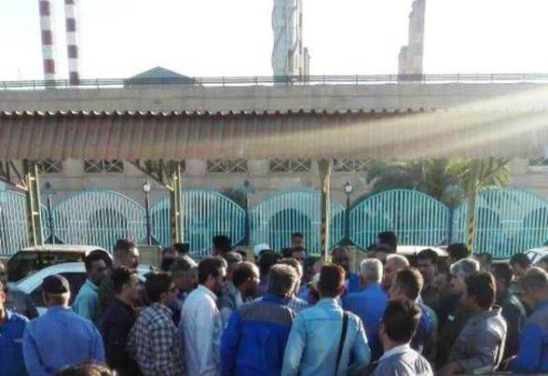 تجمع کارگران #پالایشگاه_آبادان امروز شنبه ۱ تیر ۱۳۹۸، #کارگران واحد آب و برق، بخار و تعمیرات پالایشگاه #آبادان دراعتراض به #اخراج خود در مقابل درب ورودی پالایشگاه آبادان دست به #تجمع زدند. hra_news۱۰۰ #کارگر پالایشگاه آبادان پس از اعتراض به پرداخت نشدن مطالباتشان اخراج جمعی شدند. کارگران اخراجی با تجمع مقابل پالایشگاه خواستار بازگشت به کار شدند.radiozamaneh📡 @VahidOnline