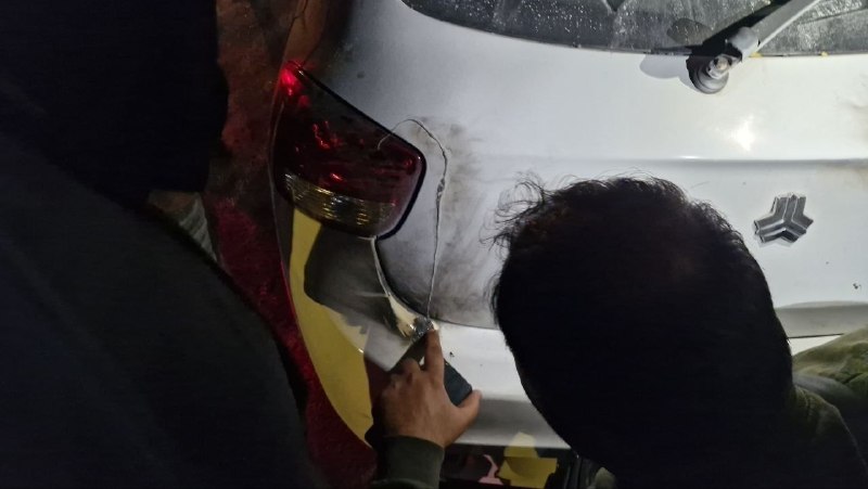 طبق گزارش رسانه‌های جمهوری اسلامی، بامداد چهارشنبه «دو بستۀ انفجاری دست‌ساز بر پایۀ گاز مایع» در منطقۀ ۱۰ تهران در خیابان سپه [خمینی] حوالی جیحون منفجر شد.طبق این گزارش‌ها، در این انفجار کسی کشته نشد، اما سه نفر به صورت سطحی مجروح شدند.طبق گزارش رسانه‌های جمهوری اسلامی، انفجار هر دو بسته ناقص بوده است و این انفجار شیشه‌های سه خانه را شکست و به دو خودرو «خسارت جزئی» وارد کرد.@VahidOOnLine📡 @VahidOnlineطبق گزارش رسانه‌های جمهوری اسلامی، بامداد چهارشنبه «دو بستۀ انفجاری دست‌ساز بر پایۀ گاز مایع» در منطقۀ ۱۰ تهران در خیابان سپه [خمینی] حوالی جیحون منفجر شد.طبق این گزارش‌ها، در این انفجار کسی کشته نشد، اما سه نفر به صورت سطحی مجروح شدند.طبق گزارش رسانه‌های جمهوری اسلامی، انفجار هر دو بسته ناقص بوده است و این انفجار شیشه‌های سه خانه را شکست و به دو خودرو «خسارت جزئی» وارد کرد.@VahidOOnLine📡 @VahidOnline