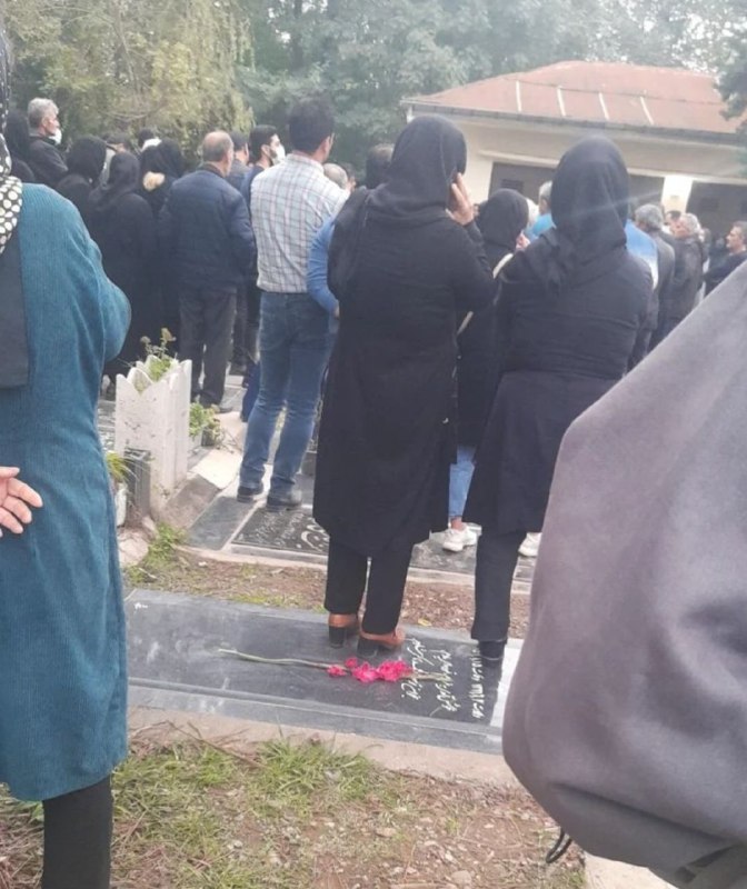 با فشارهای امنیتی به خانواده عرفان و تنها با حضور اقوام درجه یک درحال دفن پیکر بی جان عرفان زمانی هستند ،برفجان سیاهکل، هم اکنون! ToukAlii, maryamrhh#عرفان_زمانی📡 @VahidOnlineبا فشارهای امنیتی به خانواده عرفان و تنها با حضور اقوام درجه یک درحال دفن پیکر بی جان عرفان زمانی هستند ،برفجان سیاهکل، هم اکنون! ToukAlii, maryamrhh#عرفان_زمانی📡 @VahidOnline