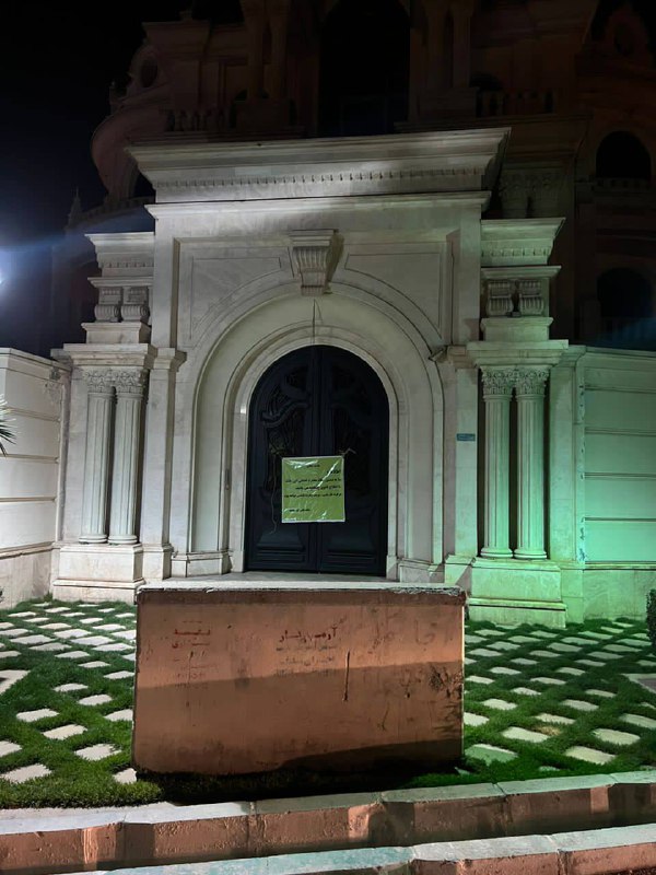 'پلمب خونه #علی_کریمی در لواسان'تصاویر دریافتی بنرهایی رو نشون می‌دن که روی درهای منزل علی کریمی نصب شده‌اند و از قول 