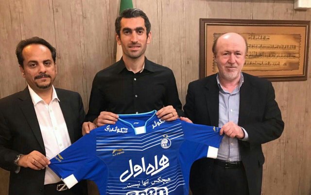 #مجتبی_جباری هافبک فصل گذشته الاهلی قطر باقرارداد ٢ساله به #استقلال برگشت/آب زنیدراه را... هشتِ محبوب شاکی به خانه برگشتmadyar t.co/9TAE2meosiتااین لحظه خبری درباره مصدومیتش منتشرنشده@VahidOnline