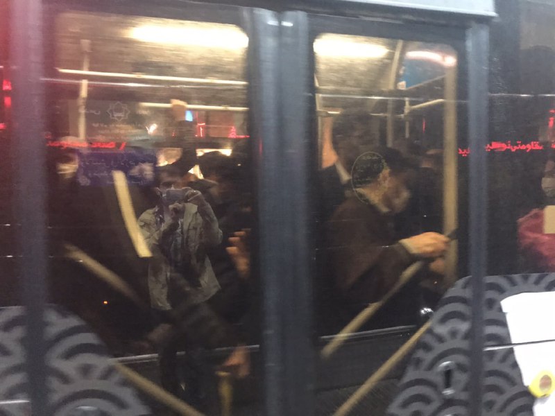 تصمیم کاهش ساعت کاری #مترو و #اتوبوس از سوی شهرداری تهران شرم‌آور و در ضدیت آشکار با حقوق شهروندان آن‌هم در دوران مرگ دسته‌جمعی براثر کرونا است.خوب است بدانیم که تمام شواهد از افزایش سرایت کرونا در مترو و اتوبوس حکایت دارد. تا دیر نشده عذرخواهی کنید و ساعت کار را افزایش دهید.💬این وضعیت بی‌آر‌تی ولی‌عصر در ساعت ۱۹