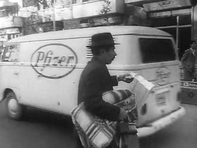 لوگوی شرکت #فایزر روی فولکس واگن در صحنه‌ای از فیلم #آقای_هالو ساخته داریوش مهرجویی در سال ۱۳۴۹. Ehsanrostamiporقدمت شرکت فایزر از عمر انقلاب بیشتره اونوقت میان چرند میگن که به واکسنش اعتماد نمی کنیم.nimaemoonخوراک رائفی پوره