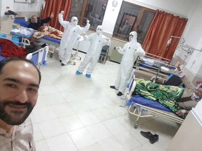 سلفی بیماران مبتلا به کرونا و پرستاراشون تو مسیح دانشوریدم همتون گرم تو این شرایط سخت که روحیه خودتونو بیماراتونو حفظ میکنید❤️ MrsWeasley97توییت بیمار