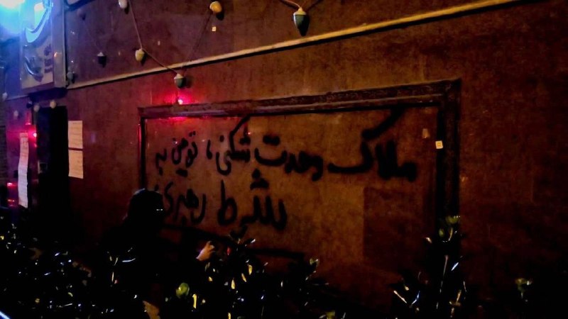 شکافی که در جریان اصول‌گرایی پیشتر آغاز شده بود، با بازنشر یک یادداشت در خبرگزاری تسنیم تبدیل به جدالی رسانه‌ای شد که همچنان هم ادامه دارد.خبرگزاری تسنیم، وابسته به سپاه پاسداران، پنج اردیبهشت ۱۴۰۵ در بخش «اخبار سایر رسانه‌ها» مطلبی با عنوان «قدرت‌سازی مردم در خیابان/ در پس مذاکره با آمریکا چه چیزی نهفته است؟» منتشر کرد؛ یادداشتی که در آن تاکید شده بود مذاکره با آمریکا نباید به‌عنوان راه‌حل نهایی دیده شود و «قدرت مردم در خیابان» می‌تواند پشتوانه اصلی ایران در مذاکرات باشد. در بخشی از این یادداشت آمده بود «…عده‌ای مطالباتی شبیه لوبیای سحرآمیز را برای آن مطرح می‌کنند، از لغو تمامی تحریم‌ها تا آتش‌بس کلی در تمامیت جبهه مقاومت…»این دو شرطی که در یادداشت بازنشر شده توسط تسنیم از آن با عنوان «لوبیای سحرآمیز» نام‌برده شده از جمله خواسته‌های مجتبی خامنه‌ای، رهبر سوم جمهوری اسلامی، برای پایان یافتن جنگ بودند.یادداشت «قدرت‌سازی مردم در خیابان/ در پس مذاکره با آمریکا چه چیزی نهفته است؟» ساعتی بعد از بازنشر شدن در تسنیم، توسط وب‌سایت مشرق، نزدیک به اصولگرایان نیز بازنشر شد. البته پس از بالا گرفتن اعتراضات، هر دو رسانه این یادداشت را حذف کردند.پس از آن، رجانیوز با انتشار مطالبی، تسنیم را متهم کرد که به‌طور غیرمستقیم در حال زمینه‌سازی رسانه‌ای برای بازگشت به مذاکره با آمریکاست و این رسانه را به فاصله گرفتن از مواضع پیشین جریان موسوم به «جبهه مقاومت» متهم کرد.در واکنش، تسنیم در یادداشتی با عنوان «نکاتی درباره یک دروغ سحرآمیز علیه تسنیم» اعلام کرد مطلب مورد بحث صرفاً در بخش بازنشر رسانه‌ها منتشر شده، موضع رسمی این خبرگزاری نبوده و ساعاتی بعد نیز به‌دلیل سوءبرداشت حذف شده است.تسنیم همچنین بدون نام بردن مستقیم از رجانیوز، از «یک گروه کوچک» سخن گفت که به‌گفته این رسانه، با «عملیات روانی» در تلاش برای تخریب مواضع تسنیم و ایجاد شکاف در جریان اصولگراست.تسنیم در یک یادداشت دیگر با عنوان «راه رجایی یا روش کشمیری؟» خطاب به رجانیوز نوشت