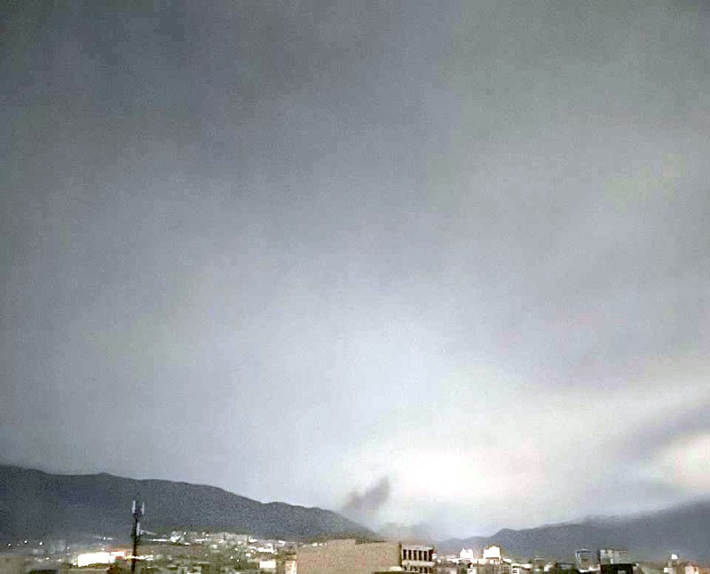 برق کرج رفت الان یه صدا اومد سمت جهانشهرکرج سمت اردلان هارو زد برق ها کامل قطع شد؛ انگار دوباره سمت انبار نفته، انگار نیروگاه زده، شهر آفتاب رفته تو خاموشی کاملکرج برق ملاصدرا و مهرویلا رفتبعد یک تک انفجاربعد هم صدای جنگندهساعت ۲۱