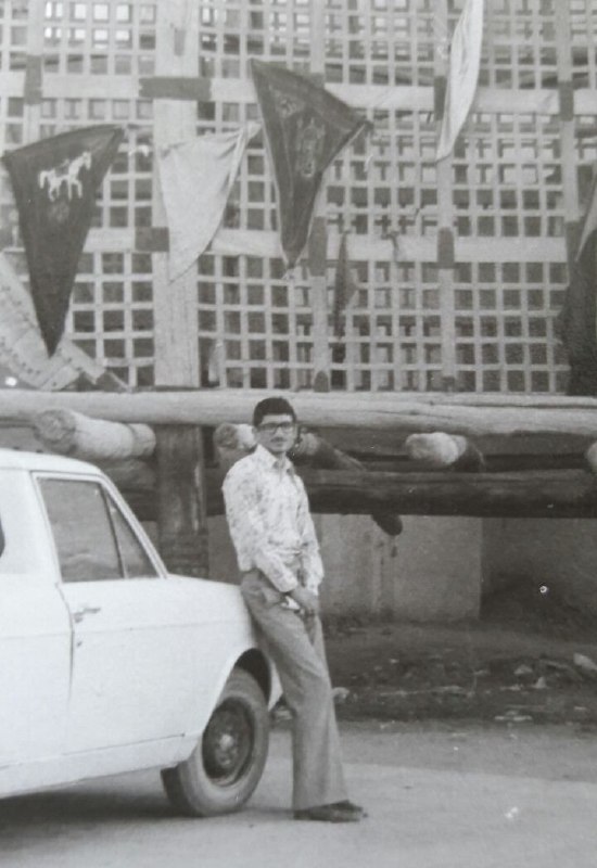 عکسی نسبتا واضح از #حسن_جهان‌آرا برادر شهید #محمد_جهان‌آرا که در #سال۶۷ #اعدام شدjilabaniجعبه سیاه تو کجا بود حسن؟ تو یه تظاهرات تو خیابون وصال تهران گرفتن‌ت، در حالی که به گواه همراه‌ت فقط نگاه می‌کردی. چند ماه بعد محمد برادرت تو سقوط هواپیما رفت. برادرت محسن هم ۱ سال قبل‌ش اسیر دشمن شد و هرگز برنگشت. ۷ سال بعد، ۱۳۶۷، با هزاران دیگر، غریبانه اعدام شدی.حسن جهان‌آراچون اشتباه جا افتاده این رو اضافه کنم که حسن موقع دستگیری ۲۳ سال داشت و زمانی که اعدام شد ۳۰ ساله بود.Baharz#کشتار۶۷بیشتر