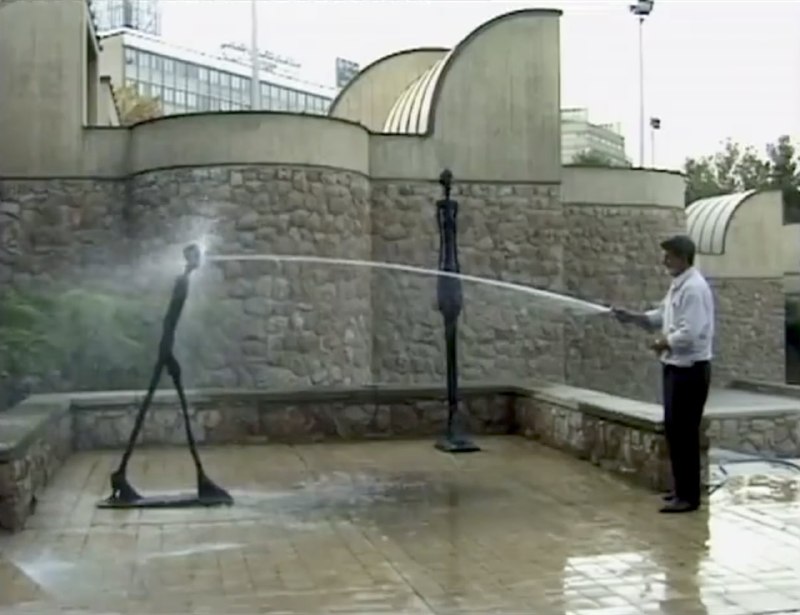 1️⃣ نمایی از مستند #مجسمه‌های_تهران از #بهمن_کیارستمی. (ساخته ۱۰ سال پیش.)مردی در #موزه_هنرهای_معاصر تهران با شلنگ مجسمه‌های جیاکومتی را می‌شویدSharOBalaaنحوه‌ی صحیح مراقبت از آثار هنریdead_opheliaیک اسکاچ و وایتکس هم بزنن که قشنگ برق بیفته واسه عید.cecil_saکم مونده تابلوها رو هم با شیشه شور دستمال بکشنDopeRickSanchezاین مجسمه‌‌های #جاکومتی داخل ایران حدود ۲۰ میلیون یورو برآورد قیمتشونه و جزو #میراث_فرهنگی #سوئیس محسوب می‌شه.thecosmicmagusقیمت کارهای جاکومتی، از ۹۰ میلیون دلار شروع میشه و در ۲۰۱۵ یک‌کارش در حراج کریستی ۱۴۱.۳ میلیون‌دلار به فروش رسیده!3mmmodیارو یجوری آب گرفته بهشون که باید همینو قاب کرد به عنوان اثر هنری گذاشت موزه معاصرwduwbدستت رو بگیری بالا، زیربغلت رو هم بشورم خیلی خوبه.LalehMonsef2️⃣ عکس 