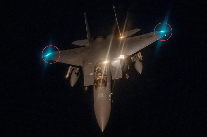 📝 بررسی تصاویری که رسانه‌های ایران از بقایای یک جنگنده منتشر کردند🔹روز سوم آوریل، رسانه‌های ایران به نقل از نیروهای مسلح گزارش دادند یک فروند جنگنده نیروی هوایی آمریکا بر فراز ایران سرنگون شده است.🔹در خبرها، ادعا شده که این جنگنده F-35 بوده اما بررسی دقیق‌تر تصاویر از سوی کارشناسان نشان می‌دهد که جنگنده از نوع F-15E استرایک ایگل است.🔹علت سقوط هنوز اعلام نشده و تا این لحظه سندی که نشان دهد این جنگنده به‌دست پدافند هوایی سرنگون شده، منتشر نشده است.🔹از جمله دلایلی که می‌توان گفت جنگنده مذکور از نوع F-15E بوده، این موارد است