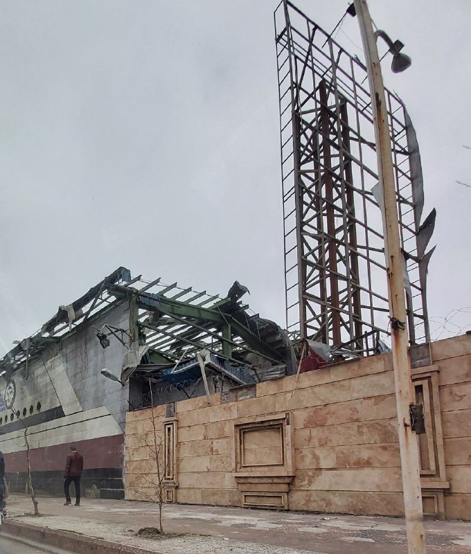 'بخشی از خسارات به مجتمع صنایع دریایی تمجیدی در #بندرانزلی و محوطه ارتش'تصاویر دریافتی با شرح بالا پس از حمله شامگاه چهارشنبه ۲۷ اسفند#انزلیVahidنمی‌دونم روی چه حسابی درباره حضور قالیباف در انزلی حرف می‌زنند ولی پیام‌های دیگری هم درباره این موضوع دریافت کردم. حتی همون دیشب هم.احتمالا هر جایی هدف گرفته میشه سریع اسم مقام‌های زنده مونده مطرح میشه و نمیشه روش حساب کرد.Vahid 📡 @VahidOnline'بخشی از خسارات به مجتمع صنایع دریایی تمجیدی در #بندرانزلی و محوطه ارتش'تصاویر دریافتی با شرح بالا پس از حمله شامگاه چهارشنبه ۲۷ اسفند#انزلیVahidنمی‌دونم روی چه حسابی درباره حضور قالیباف در انزلی حرف می‌زنند ولی پیام‌های دیگری هم درباره این موضوع دریافت کردم. حتی همون دیشب هم.احتمالا هر جایی هدف گرفته میشه سریع اسم مقام‌های زنده مونده مطرح میشه و نمیشه روش حساب کرد.Vahid 📡 @VahidOnline