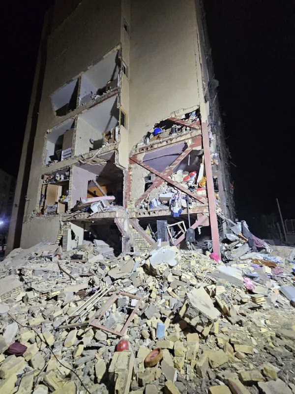 درباره حملات به #اراکپیام‌های زیادی گرفتم درباره هدف گرفته شدن یک ساختمان در مجتمع مسکونی نارنجستان در شهرک امین.یک پیام هم داشتم که کسی نوشته یک پسر ۱۲ ساله و یک خانم کشته شده‌اند و ۳۵ نفر مجروح.بنا بر پیام‌ها یک هدف دیگر هم گویا انتهای خیابان قائم مقام فراهانی بوده.ویدیو رو با شرح حاجی‌آباد اراک ساعت ۰۰