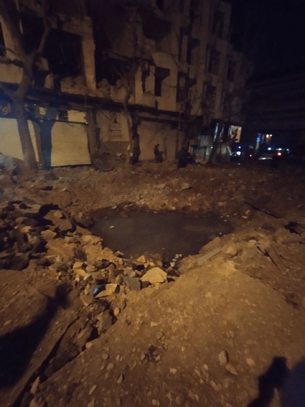 عکس دریافتی از 'چاله محل اصابت موشک به کف خیابان سهروردی شمالی در حمله ۲۱