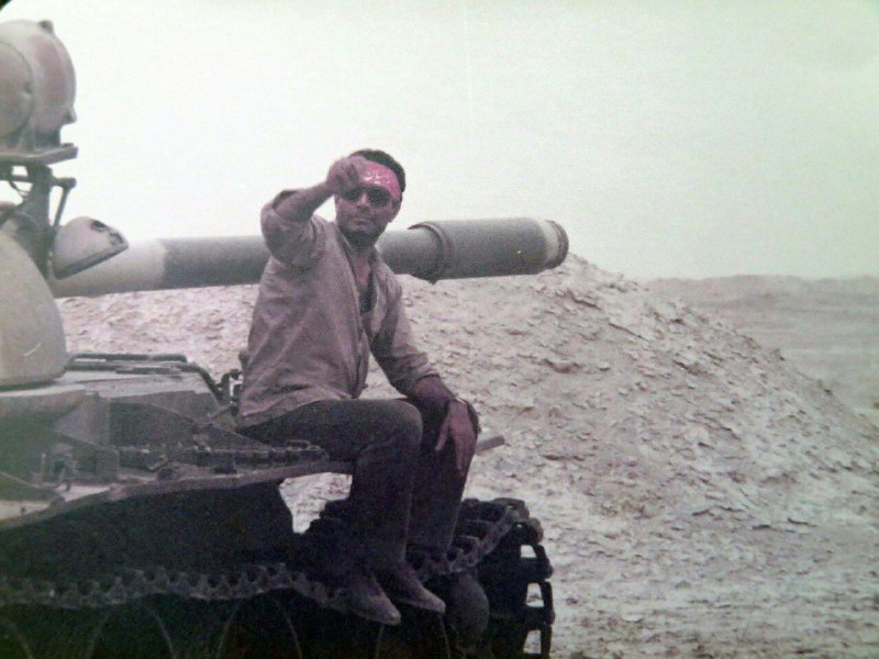 عباس #کیارستمی در خط مقدم مناطق جنگی.تصویری از آرشیو بهمن کیارستمی#جنگ_ایران_عراق📡 @VahidOnline