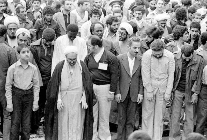 #محمداصفهانی در نوجوانی به عنوان مکبر در #نمازجمعه تهران#منتظری، #رجایی و #ابراهیم_یزدی در تصویر دیده می‌شوند.bahmanbabazade