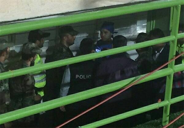 در حاشیه دیدار #استقلال ـ العین امارات؛ یک دختر که با لباس پسرانه در ورزشگاه آزادی حاضر شده بود توسط ماموران ورزشگاه دستگیر شد/خبرورزشی shahrvand_paper