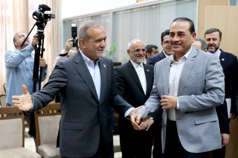 شبکه العربیه به نقل از منابع آگاه گزارش داد عاصم منیر، رییس ستاد کل ارتش پاکستان، پیام‌های آمریکا را به تهران منتقل کرده است و بخشی از این پیام حاوی تهدید به ازسرگیری جنگ بوده است.در این پیام‌ها همچنین تاکید شده در صورت موافقت جمهوری اسلامی با توافق، حل مسائل اختلافی در مرحله بعدی انجام خواهد شد.به گفته این منابع، آمریکا در پیام‌های خود تصریح کرده است تهران باید اکنون با توافق موافقت کند یا با پیامدهای منفی روبه‌رو شود.@VahidOOnLineشبکه العربیه،  روز شنبه دوم خرداد ماه، به نقل از «یک منبع بلندپایه ایرانی» گزارش داد پیشنهاد ارائه‌شده از سوی تهران تاکنون نتوانسته رضایت آمریکا را جلب کند و همچنان از دید واشنگتن «غیرقابل قبول» تلقی می‌شود.@VahidOOnLineعاصم منیر، رییس ستاد کل ارتش پاکستان، پس از سفری یک روزه به تهران، ایران را ترک کرد.به گزارش ایرنا، او به همراه محسن نقوی، وزیر کشور پاکستان که از هفته گذشته در تهران به سر می‌برد، پایتخت ایران را ترک کرده است.عاصم منیر در جریان این سفر با محمدباقر قالیباف، رییس مجلس، مسعود پزشکیان، رییس‌جمهوری ایران و عباس عراقچی، وزیر امور خارجه دیدار و گفت‌وگو کرد.@VahidHeadlineمحمدباقر قالیباف در دیدار با عاصم منیر گفت نیروهای مسلح جمهوری اسلامی در دوران آتش‌بس بازسازی شده‌اند و در صورت آغاز دوباره جنگ، واکنش ایران شدیدتر خواهد بود.او گفت