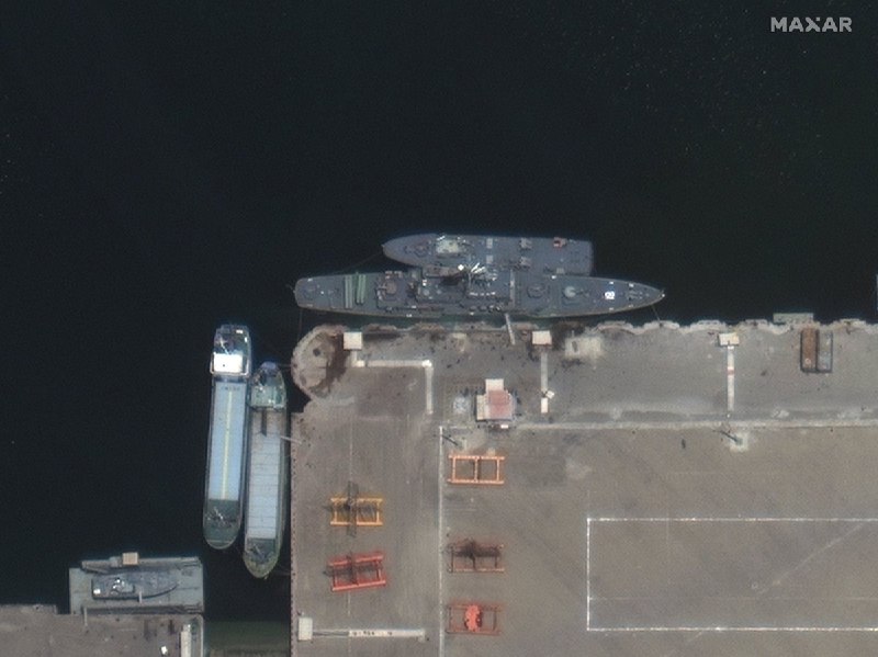 تصویر ماهواره‌ای از قبل و بعد #ناوچه_کنارک Realreaganrony📡 @VahidOnlineتصویر ماهواره‌ای از قبل و بعد #ناوچه_کنارک Realreaganrony📡 @VahidOnline