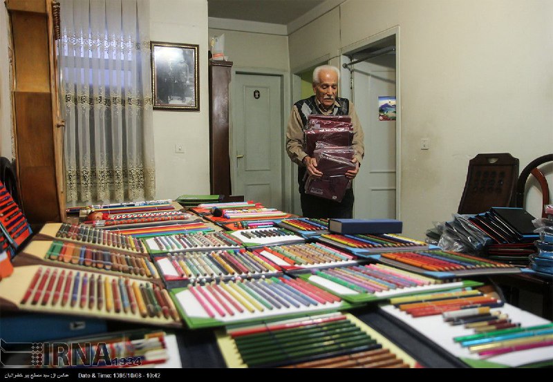 #محمدصالح_عبدالصمدی اهل #سنندج از کودکی عاشق #مدادرنگی است. در ۷۷سالگی بیشتر از ۸ هزار مداد رنگی از ۴۹ کشور دارد.mimnoon