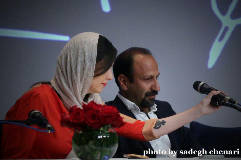 behnam2kتتوی ترانه علیدوستی در عکسی از نشست خبری فیلم #فروشندهگویا نشانی در حمایت از #زنان/#حقوق_زنان/ #فمینیسم روی دست #ترانه_علیدوستی #تتو شده.#تتوی_ترانه #علیدوستی عکاس