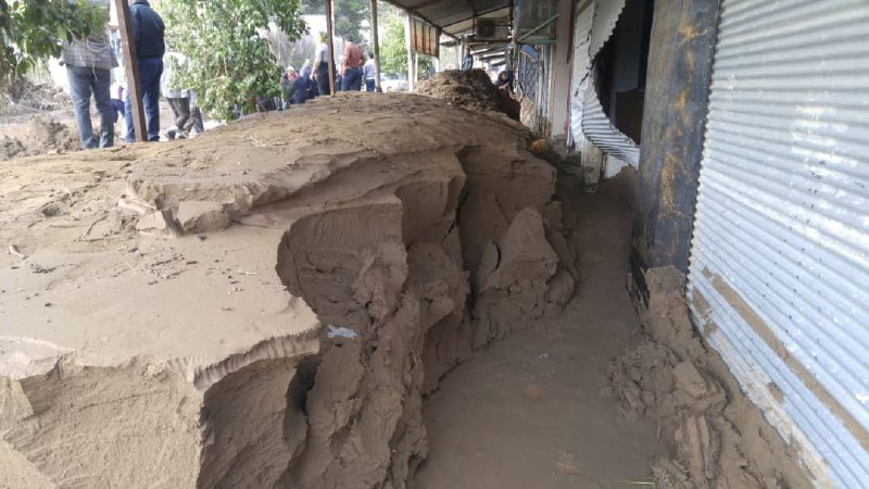 گل و لای عمیق موجود در کوچه و خیابان‌ها و منازل در حال رسوب شدن است.#سیل_لرستان Ttiamo24📡 @VahidOnline