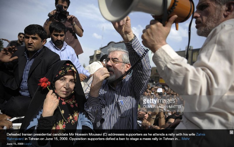 از ایستگاه دروازه‌دولت بیرون اومدم سیل جمعیت میرفت ساکت و آروم، رسیدیم سر بهبودی یه ماشین اومد گفتن‌ میرحسینه با بلندگودستی حرف زد. #انتخابات #۲۵خرداد #سال۸۸iliyakiani