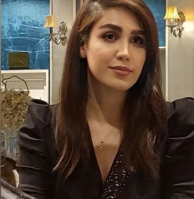 پس از برقراری تدریجی دسترسی به اینترنت در ایران، ویدیویی در شبکه‌های اجتماعی منتشر شده است که فرزند جاویدنام نسترن زارع‌منش را در حالی نشان می‌دهد که پشت پیانو نشسته و هم‌زمان با نواختن ملودی، یاد مادرش را گرامی می‌دارد.نسترن زارع‌منش، ۳۹ ساله و مادر دو فرزند ۱۰ و ۱۵ ساله، ساکن تهران بود که ۱۸ دی ۱۴۰۴ در جریان انقلاب ملی با شلیک گلوله نیروهای سرکوبگر جمهوری اسلامی به سینه و گلو جان خود را از دست داد.@VahidOOnLine📡 @VahidOnlineپس از برقراری تدریجی دسترسی به اینترنت در ایران، ویدیویی در شبکه‌های اجتماعی منتشر شده است که فرزند جاویدنام نسترن زارع‌منش را در حالی نشان می‌دهد که پشت پیانو نشسته و هم‌زمان با نواختن ملودی، یاد مادرش را گرامی می‌دارد.نسترن زارع‌منش، ۳۹ ساله و مادر دو فرزند ۱۰ و ۱۵ ساله، ساکن تهران بود که ۱۸ دی ۱۴۰۴ در جریان انقلاب ملی با شلیک گلوله نیروهای سرکوبگر جمهوری اسلامی به سینه و گلو جان خود را از دست داد.@VahidOOnLine📡 @VahidOnline