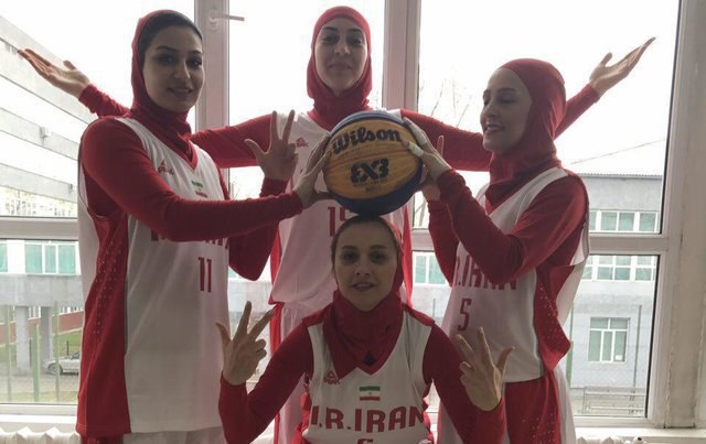 سومین برد #بسکتبال سه نفره #زنان ایران. تیم ملی ایران 14-21 قرقیزستان را برد و در صورت پیروزی در بازی بعدی مقابل قزاقستان به پلی‌آف می‌رسد. bbcpersiansport