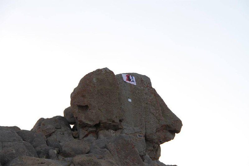 'نصب بنر تصویر #مهسا_امینی  و شعار #زن_زندگی_آزادی بر بلندای قله الوند #همدان' Vahid📡 @VahidOnline'نصب بنر تصویر #مهسا_امینی  و شعار #زن_زندگی_آزادی بر بلندای قله الوند #همدان' Vahid📡 @VahidOnline